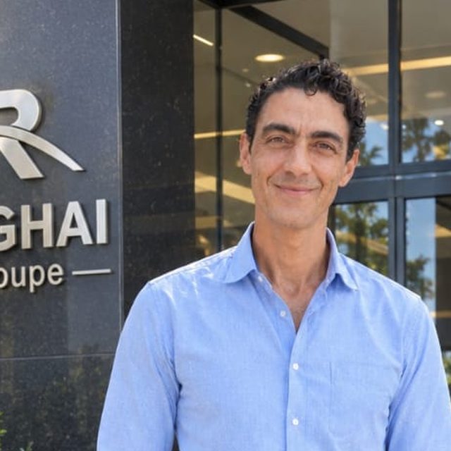 Portrait de Nawfel Reghai, fondateur de VEXTRA Agency, devant les locaux de REGHAI Groupe.